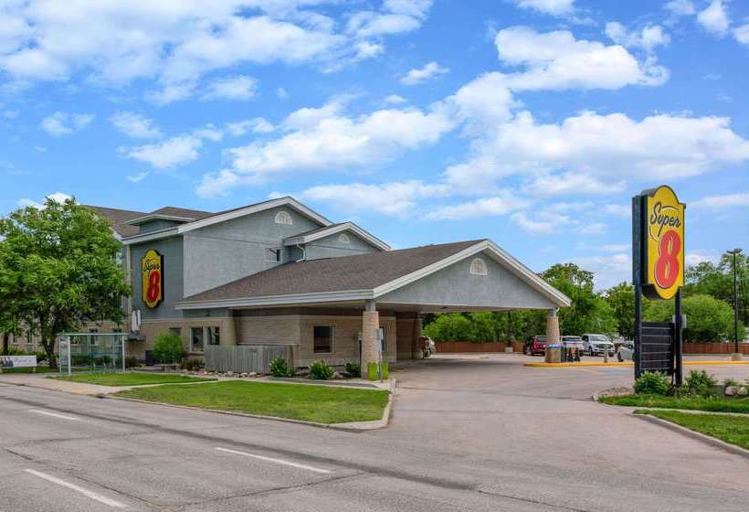 هتل Super 8 By Wyndham Winnipeg West