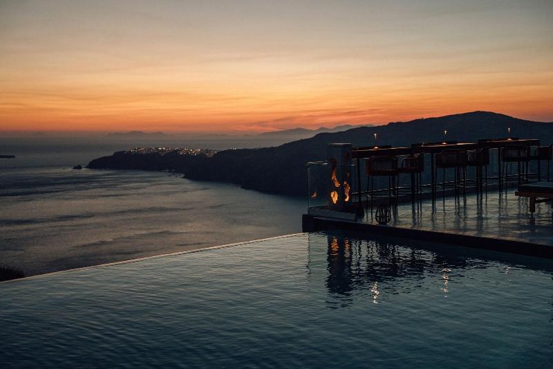 فندق West East Suites