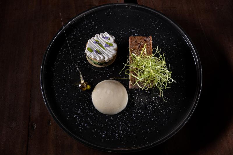 فندق West East Suites