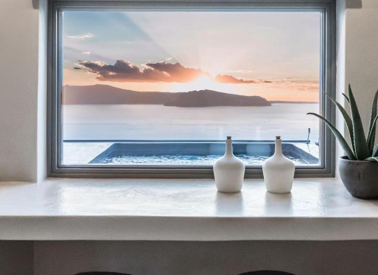 فندق West East Suites