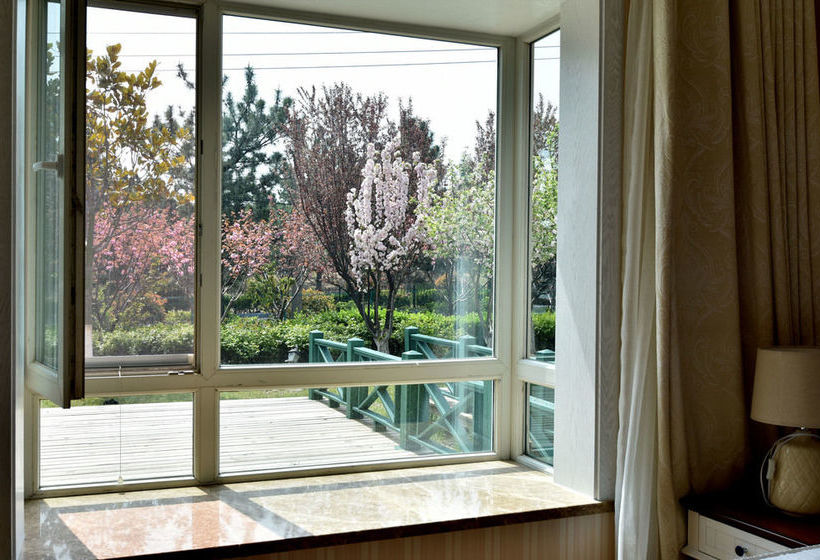 Отель Qingdao Oceanside & Resort