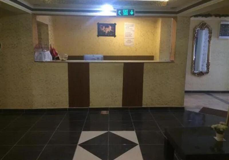 هاستل Uyar Palace