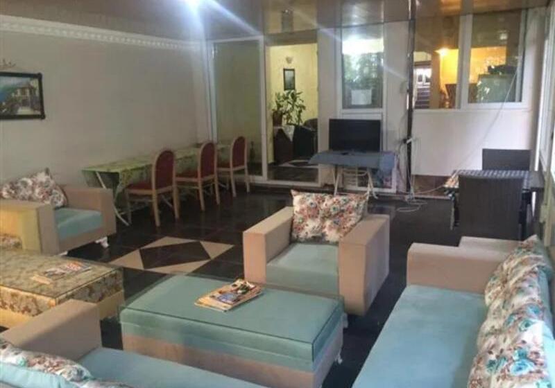 هاستل Uyar Palace