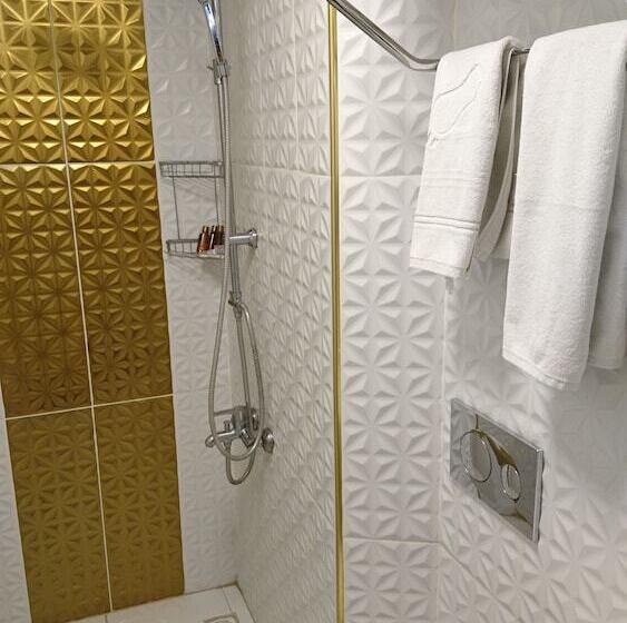 تختخواب و صبحانه Nur