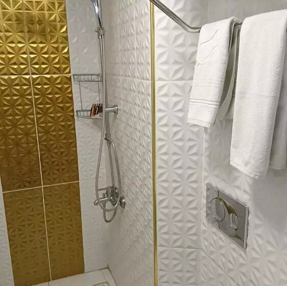 تختخواب و صبحانه Nur