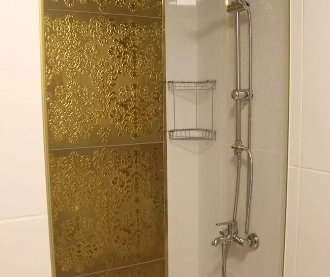 تختخواب و صبحانه Nur