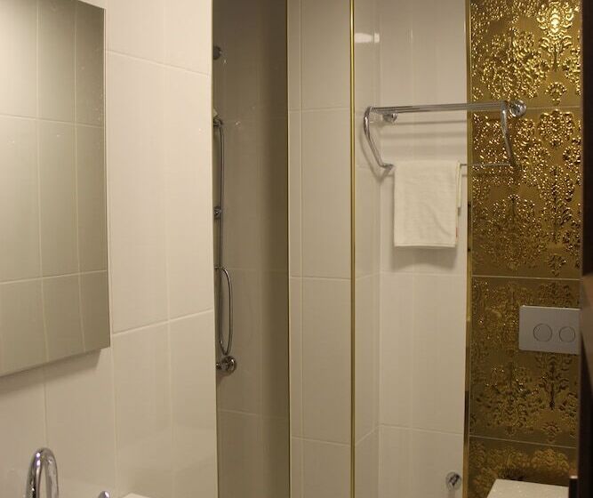 تختخواب و صبحانه Nur