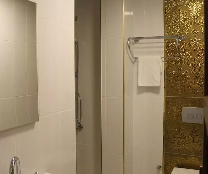 تختخواب و صبحانه Nur