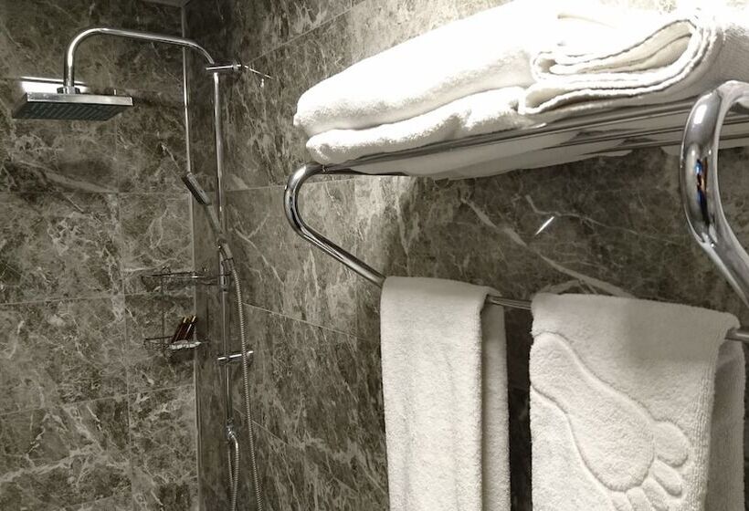 تختخواب و صبحانه Nur