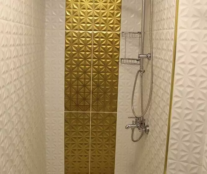 تختخواب و صبحانه Nur