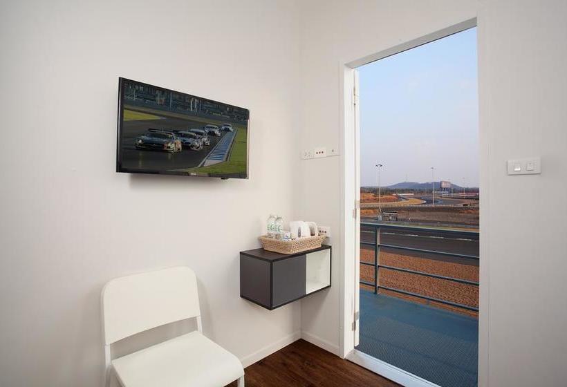 Отель Bric Box  Buriram