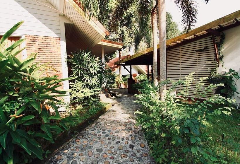 Hotelli Adang Island Resort