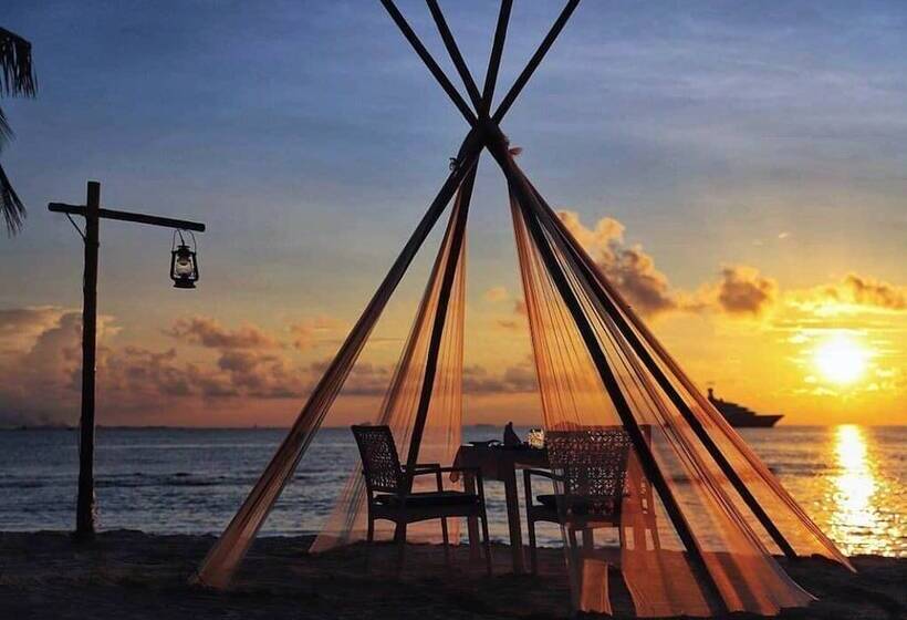 Hotelli Adang Island Resort