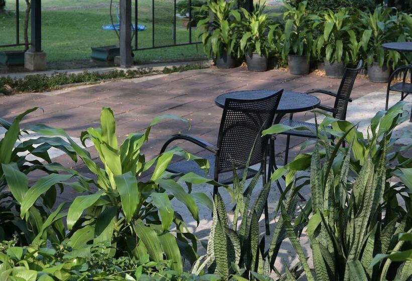 בית מלון כפרי Rattana Park