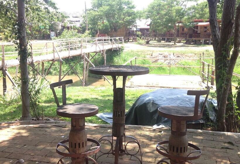 استراحتگاه Pai River Corner