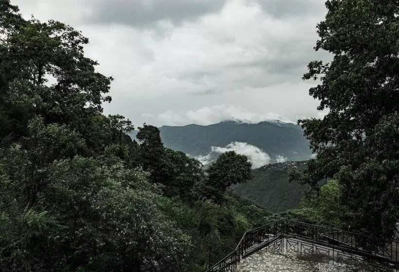 Itsy Hotels Peak View, 300 Mts From Mall Road