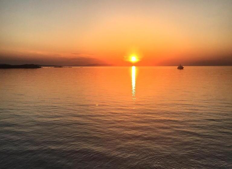 Отель Bluetopia Suites