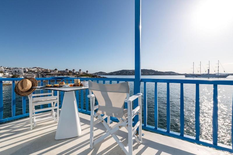 Отель Bluetopia Suites