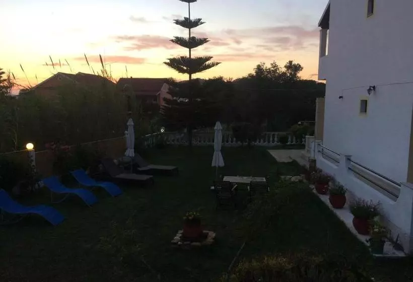 Makis Apartments