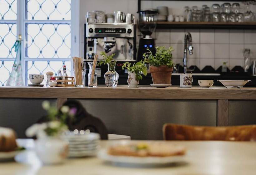 فندق Monastery Garden Bistro & Rooms