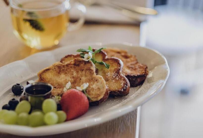 فندق Monastery Garden Bistro & Rooms