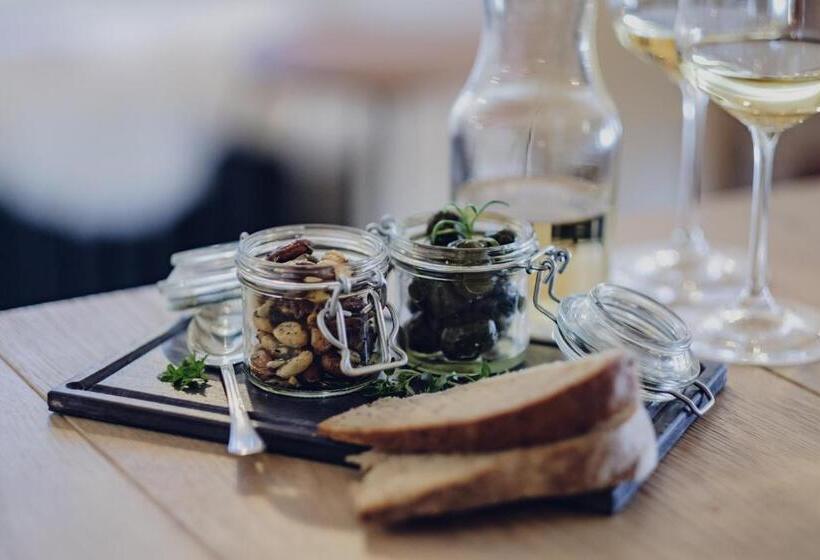 فندق Monastery Garden Bistro & Rooms