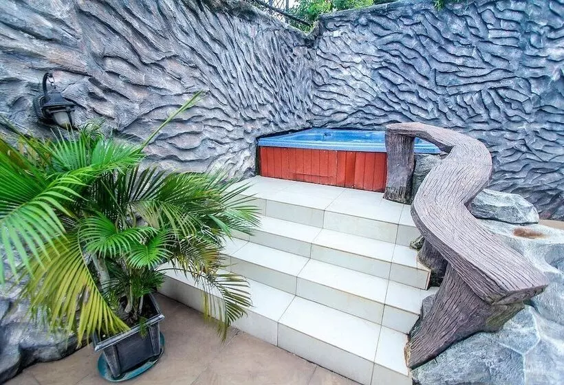 هتل Aaron's Place