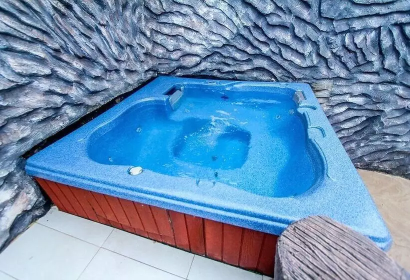 هتل Aaron's Place