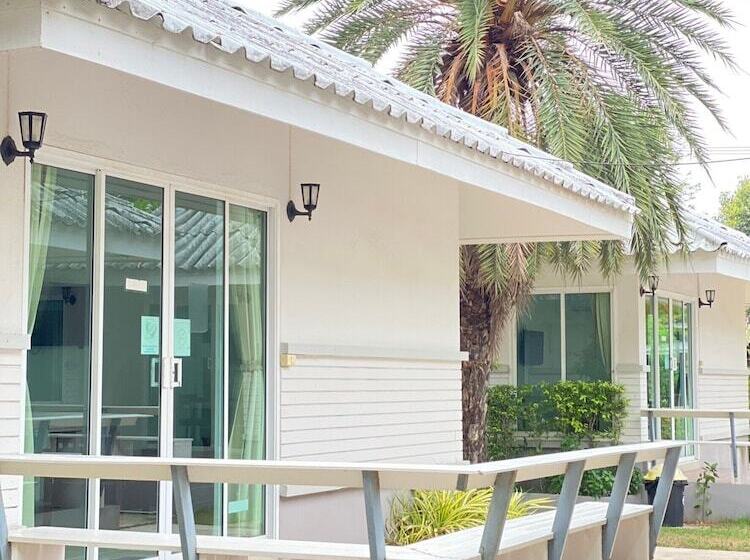 בית מלון כפרי Laem Sing Natural Beach Resort