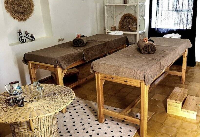 בית מלון כפרי Out Of Medina