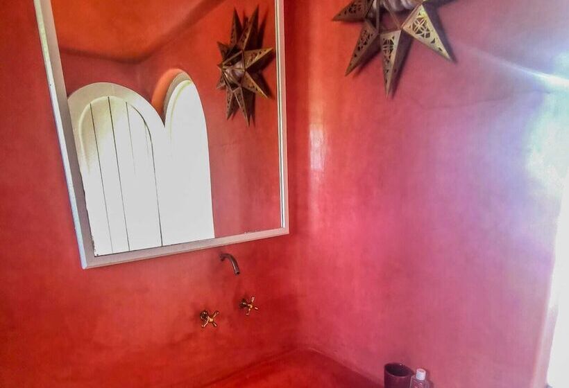 בית מלון כפרי Out Of Medina