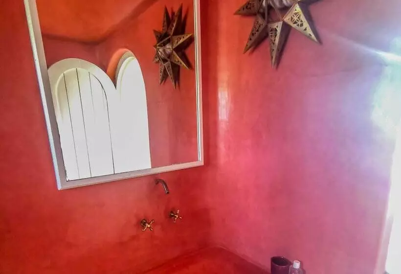 Hotelli Out Of Medina