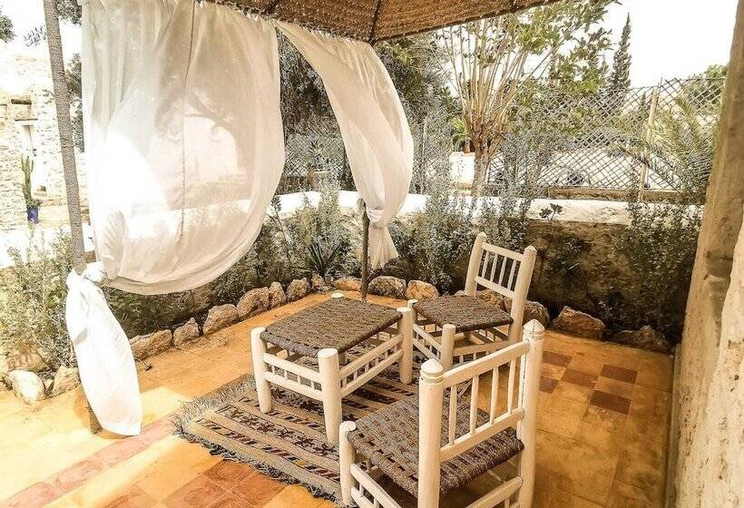 בית מלון כפרי Out Of Medina