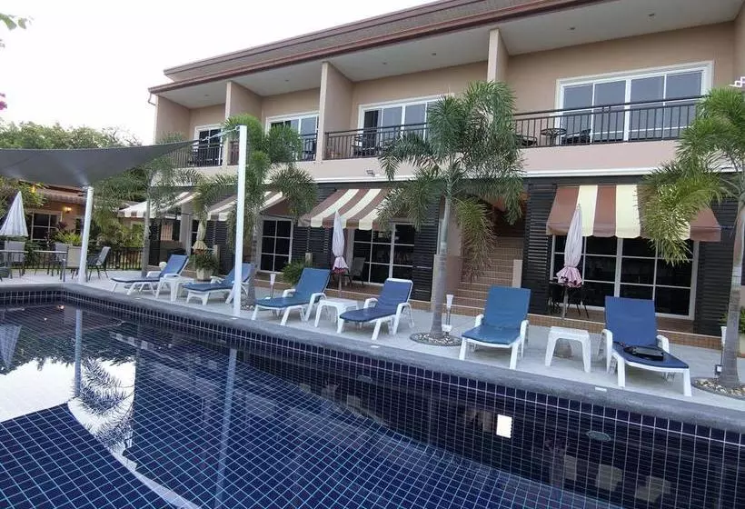 4 Palms Resort