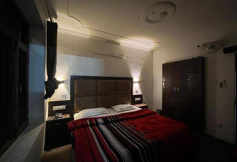 בית מלון כפרי Premier Mall Road Manali