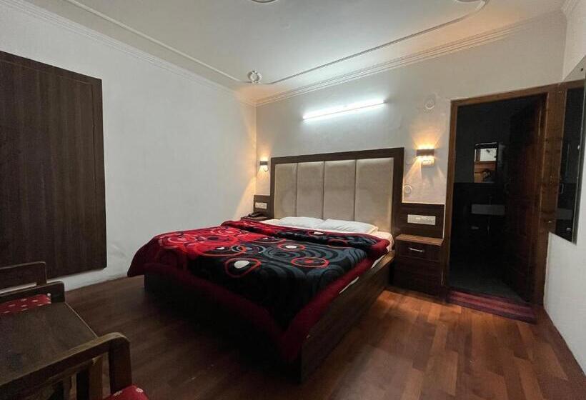 בית מלון כפרי Premier Mall Road Manali