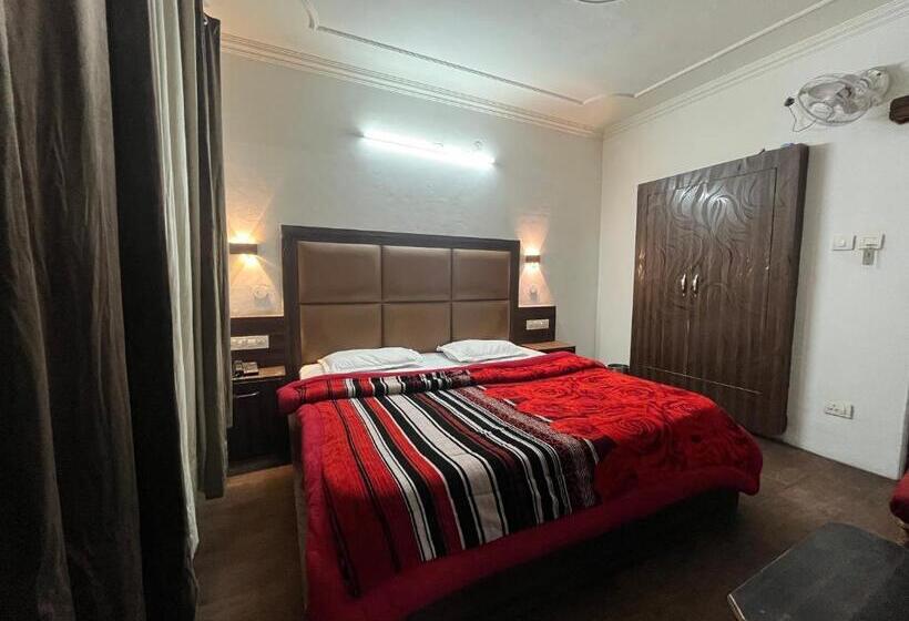 בית מלון כפרי Premier Mall Road Manali