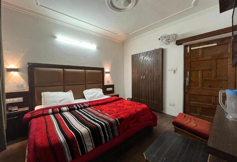 בית מלון כפרי Premier Mall Road Manali