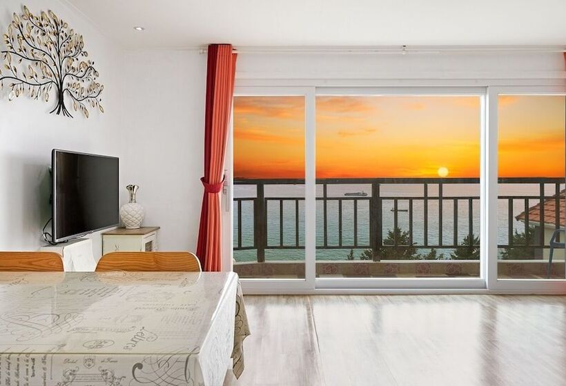 Namhae Montmartre Pension