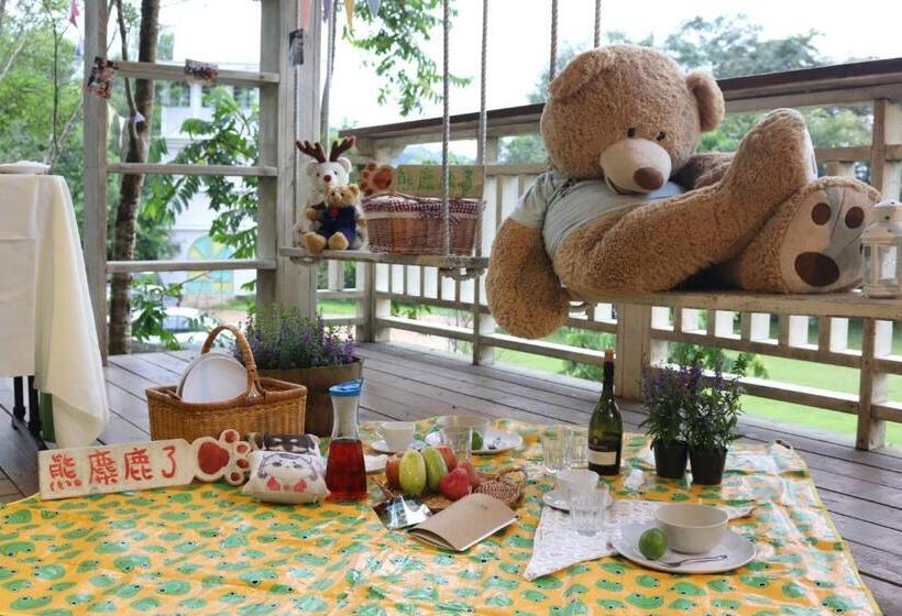 Pension Bear Meets Moose Homestay B&b