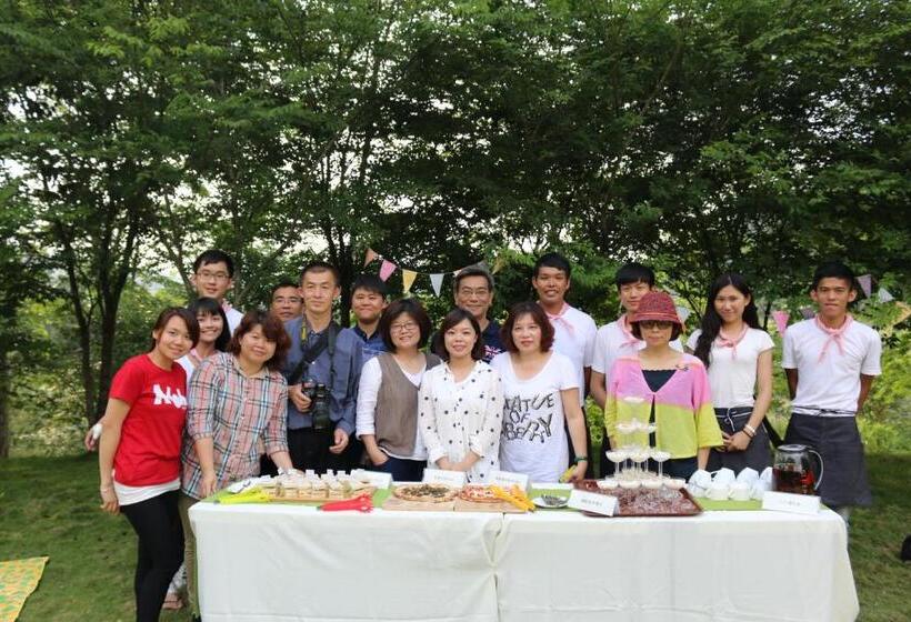 Pension Bear Meets Moose Homestay B&b