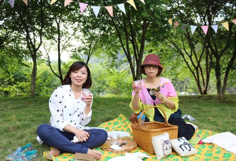 Pension Bear Meets Moose Homestay B&b