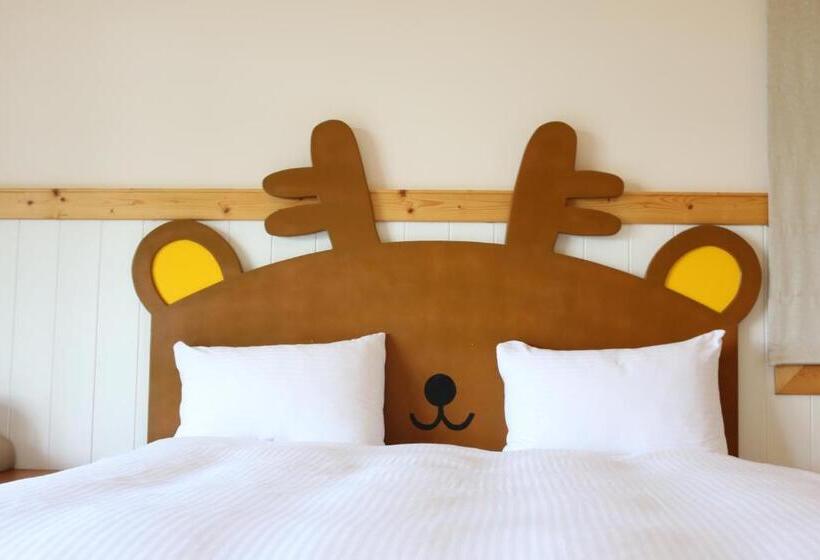 Pension Bear Meets Moose Homestay B&b