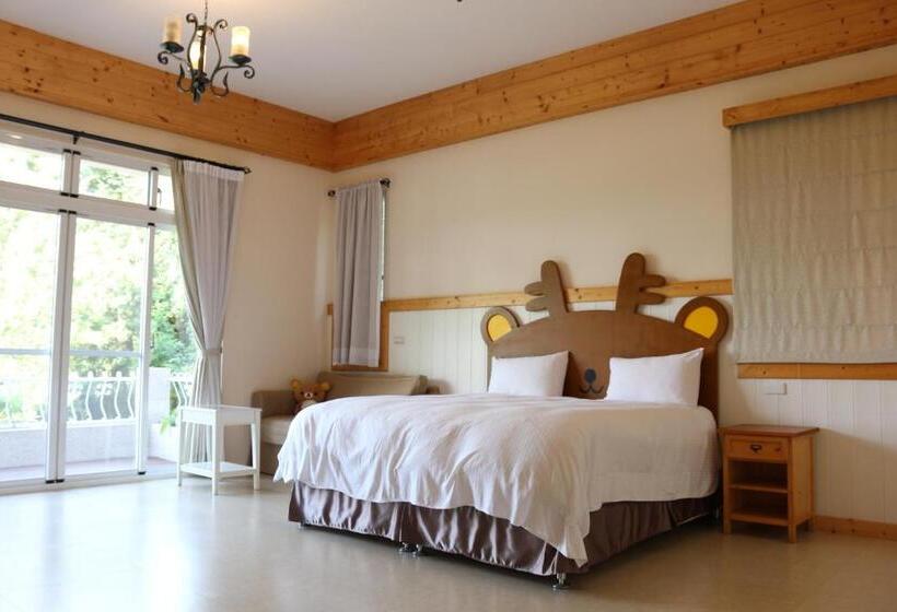 Pension Bear Meets Moose Homestay B&b