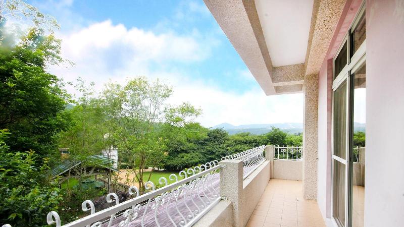 Pension Bear Meets Moose Homestay B&b