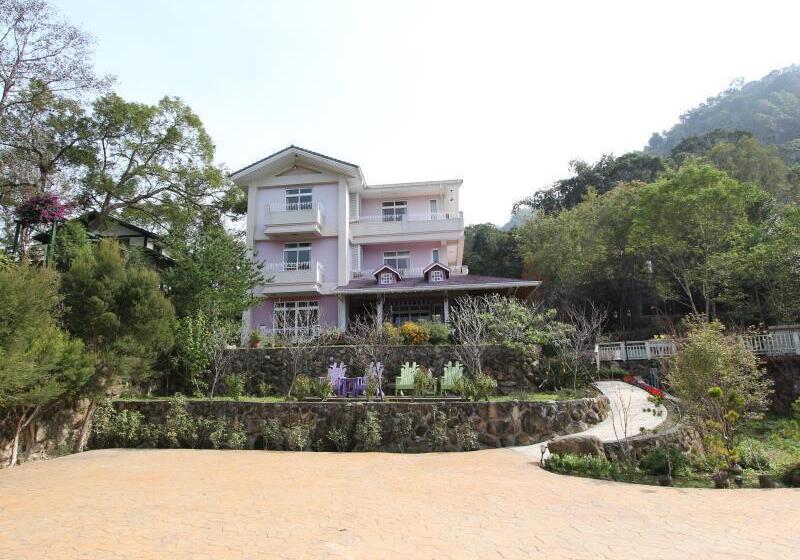 Pension Bear Meets Moose Homestay B&b