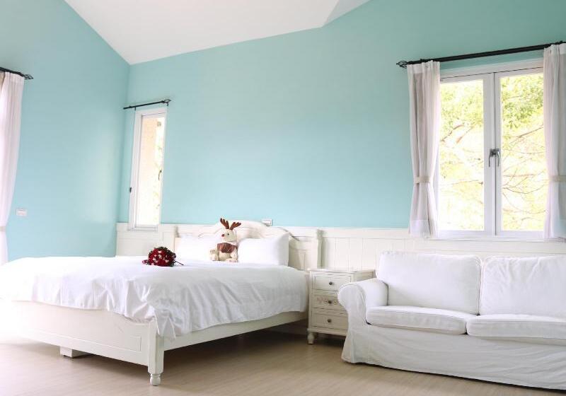 Pension Bear Meets Moose Homestay B&b