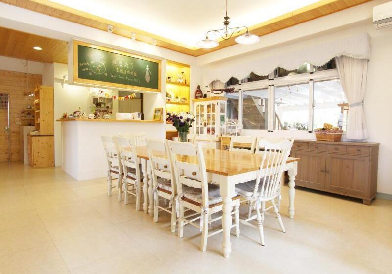 Pension Bear Meets Moose Homestay B&b