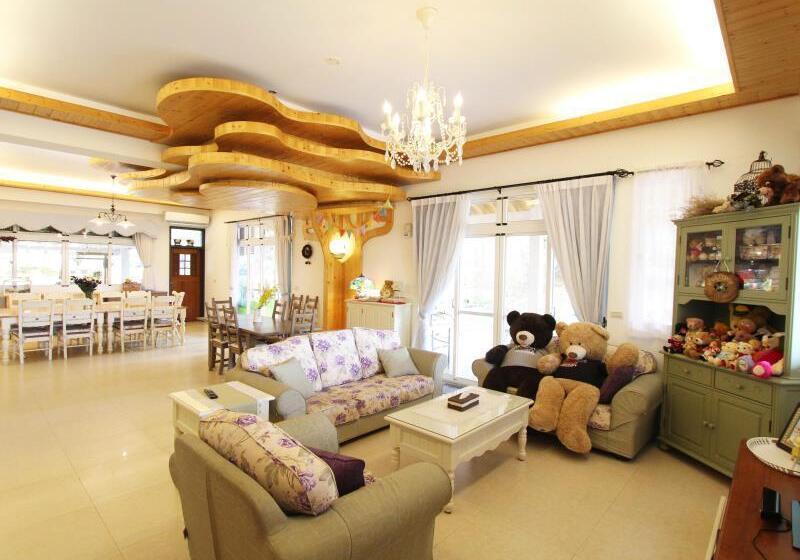 Pension Bear Meets Moose Homestay B&b