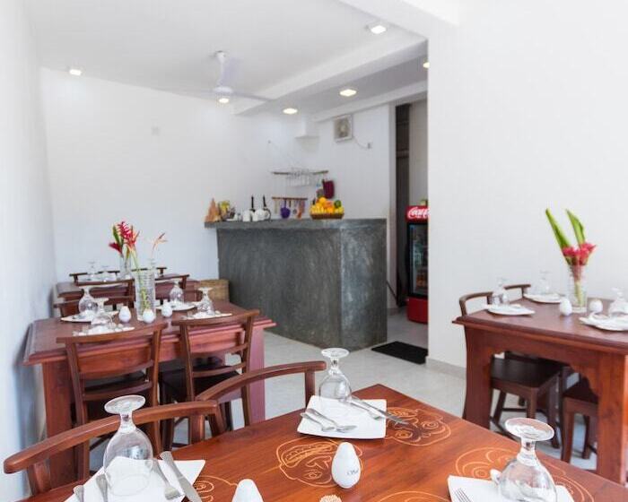 پانسیون The Waves  Unawatuna